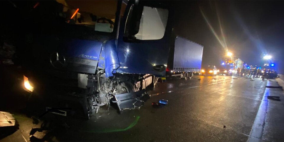 Geisterfahrerin kracht frontal gegen Lkw - tot