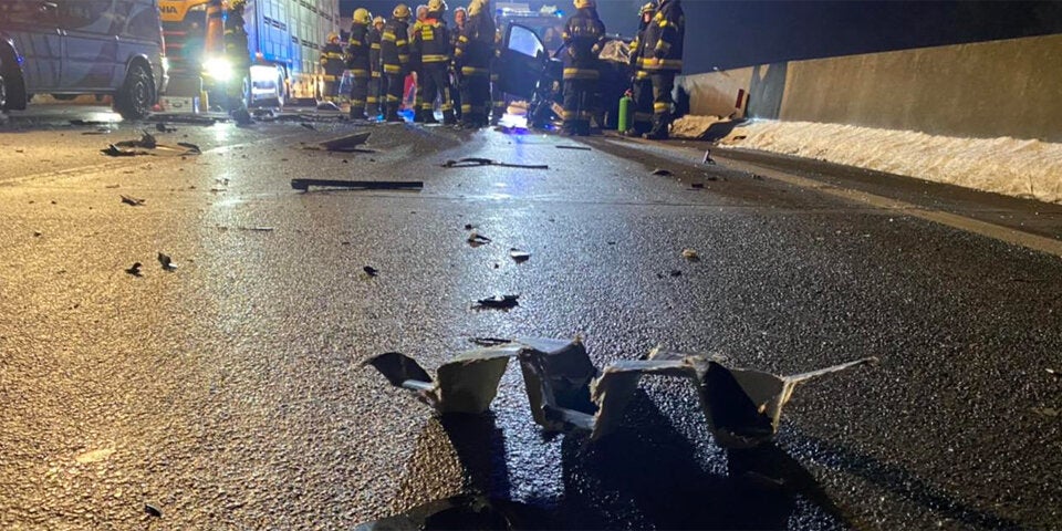 Geisterfahrerin kracht frontal gegen Lkw - tot