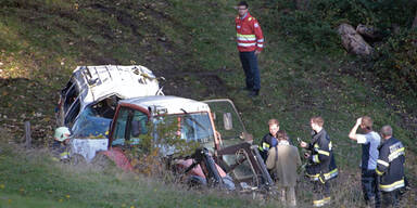 Schulbus 100 Meter abgestürzt