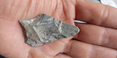 Nach rund 100.000 Jahren ist dieses Werkzeug wieder in der Hand von Menschen.