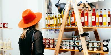 Gro&szlig;e Auswahl am Kunst und Designmarkt