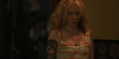 Kylie Minogue küsst Elvis-Enkelin