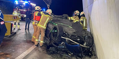 Sportwagen krachte in Tunnelwand