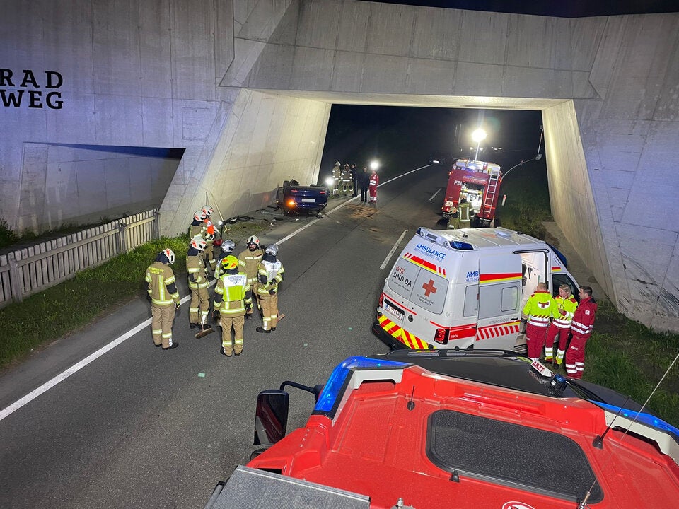 Sportwagen krachte in Tunnelwand