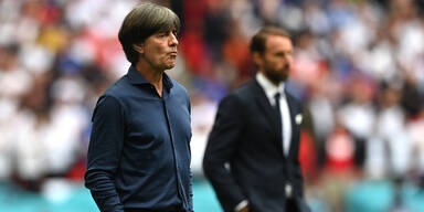Ex-Bundestrainer Jogi L&ouml;w und England-Coach Gareth Southgate im Hintergrund