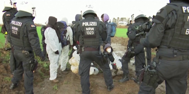 L&uuml;tzerath Polizei umstellt Dorf f&uuml;r R&auml;umungsbeginn.png