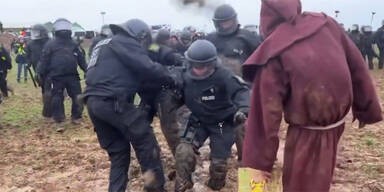 So verh&ouml;hnen Klima-Aktivisten die Polizei