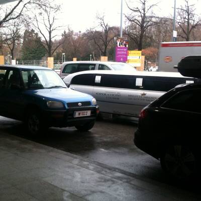 Richard Lugner holt Brigitte Nielsen im Hotel ab