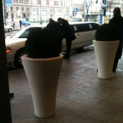 Richard Lugner holt Brigitte Nielsen im Hotel ab