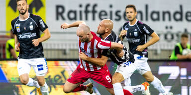 Chris Kane (St.Johnstone) und Lukas Grgci (LASK) im Zweikampf