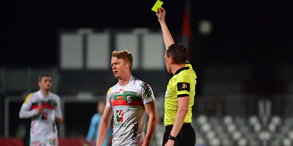 Verhängnisvolles Foul: Scherzer bekommt Gelb und LASK den Elfmeter.