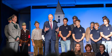 LH Thomas Stelzer bei Theaterpremiere