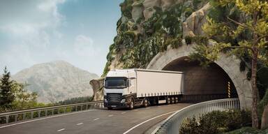 LKW kommt aus Autobahntunnel