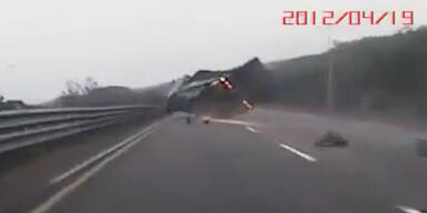 LKW platzt Reifen auf der Autobahn