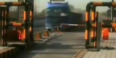 Horror-Crash: LKW rast in Mautstation