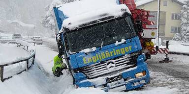 Horror-Crashs auf schneeglatten Stra&szlig;en