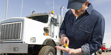 LKW-Fahrer nahm Drogen und hatte Falschgeld dabei