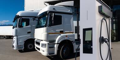 LKW hinter E-Ladestation