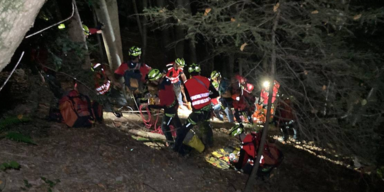 Kopf&uuml;ber im Seil: Kletterer l&ouml;st Rettungseinsatz aus