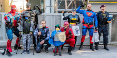 Superhelden &uuml;berraschen  Kinder im St. Anna Kinderspital