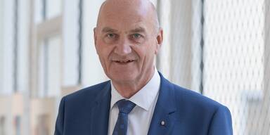 LR Christian Dprfel mit Sachleistungskarte