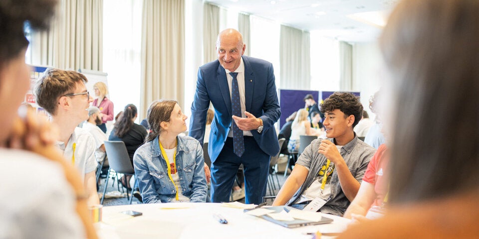 LR Dörfel mit Jugendlichen