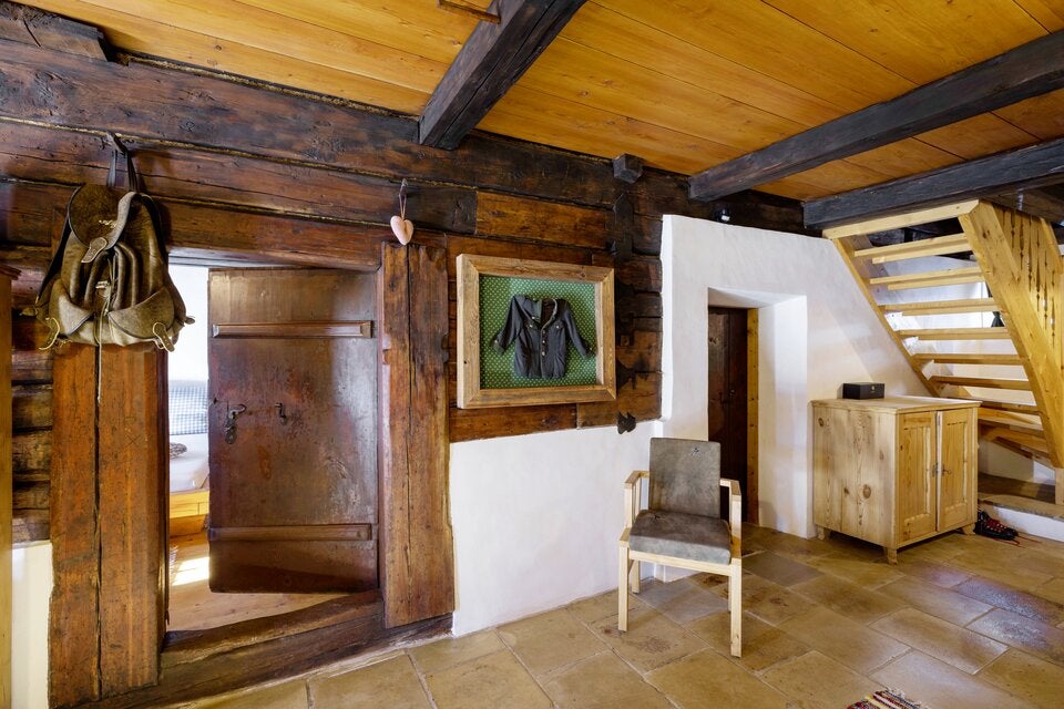 Mit Liebe und Demut ließ der Musiker das Haus in der Ramsau herrichten. Im Vorzimmer hängt der – eingerahmte – Trachtenjanker, den er als Zweijähriger trug.  