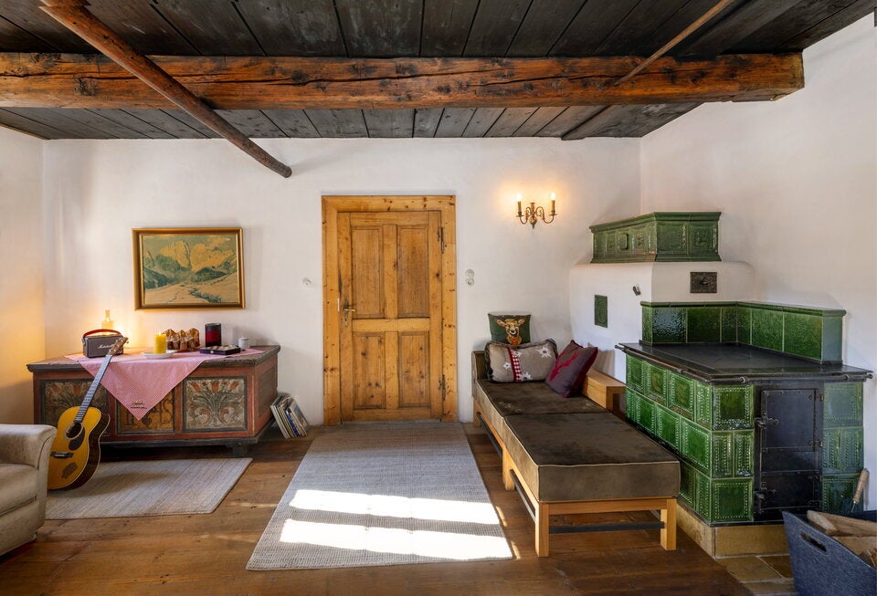 In der guten Stube macht es sich der Superstar auf dem Ofenbankerl gemütlich. Die Bauerntruhe hat seine Tante restauriert. Das Bild darüber hing früher in der Küche von Gabaliers Großmutter.  