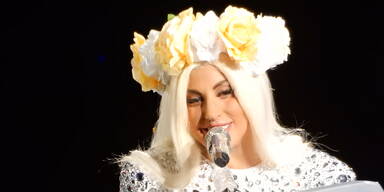 Lady Gaga &uuml;berreicht einen Oscar!