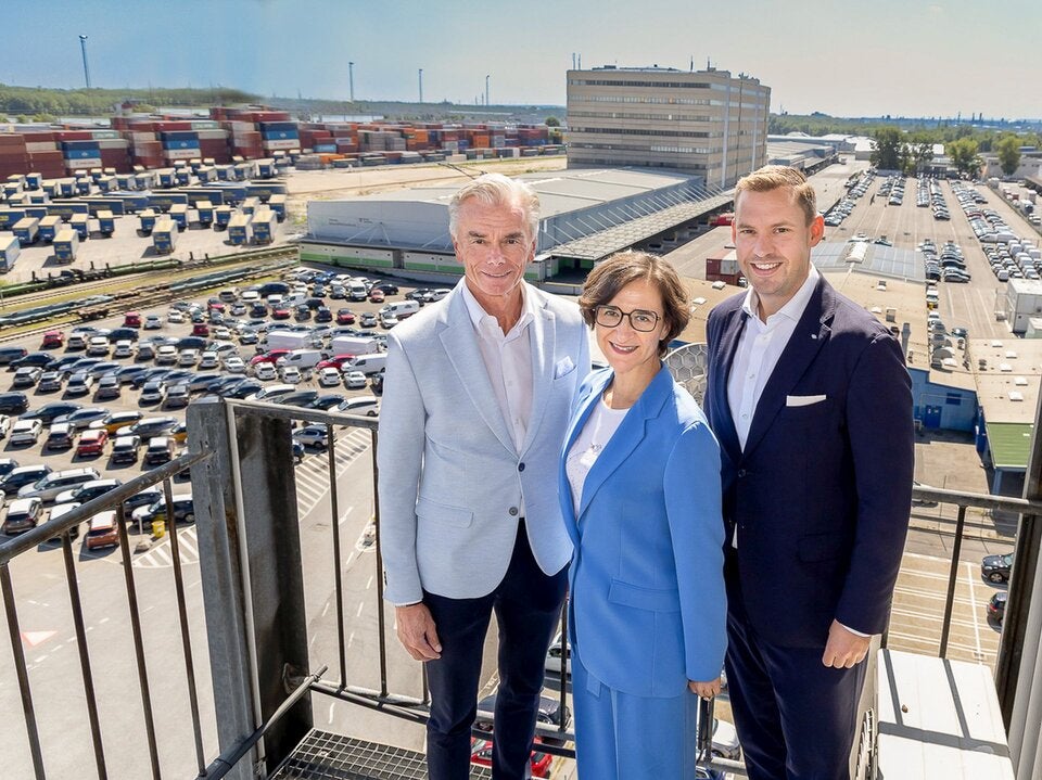 Partnerschaft verlängert: v.l. Lagermax T. Baumgartner, Hafen Wien Doris Pulker-Rohrhofer und F. Arnezeder.
