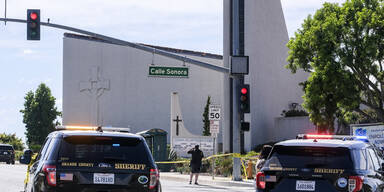 Mann schie&szlig;t in Kirche um sich: Ein Toter