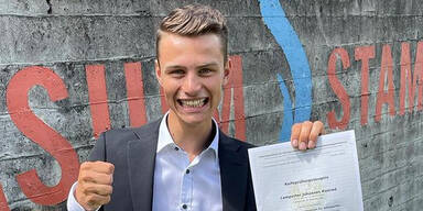 Kombi-Jungstar Johannes Lamparter mit seinem Maturazeugnis