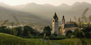 Landschaft Panorama Kitzbuehel Kirche T&uuml;rme S&uuml;dberge Sommer Sonnenaufgang