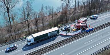 Autobahn gesperrt! Serbe (31) nach Unfall mit LKW gestorben