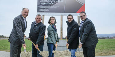 Den offiziellen Spatenstich hat Victoria Matzka-Hala, Regionalleiterin &Ouml;BB-Infrastruktur AG, gemeinsam mit NAbg. Thomas Elian (ganz rechts), LAbg. Philipp Gerstenmayer (2.v.r.), Bgm. Bernhard Karnthaler (2.v.l.) und N&Ouml; Stra&szlig;enbaudirektor-Stv. Rainer Irschik (ganz links) vorgenommen.&nbsp;