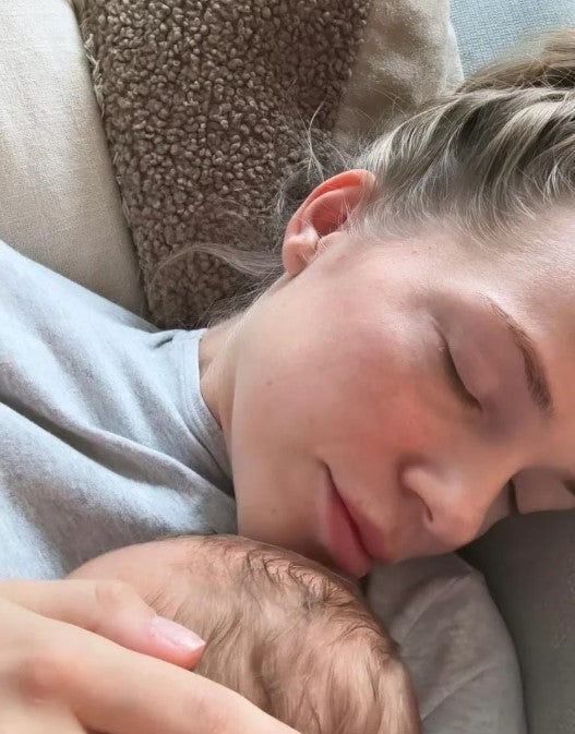 Laura Rypa kuschelt sich an ihr Baby