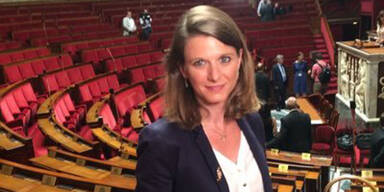 H&uuml;bsche Politikerin (33) verteilt Flugbl&auml;tter - und bekommt eine Ohrfeige