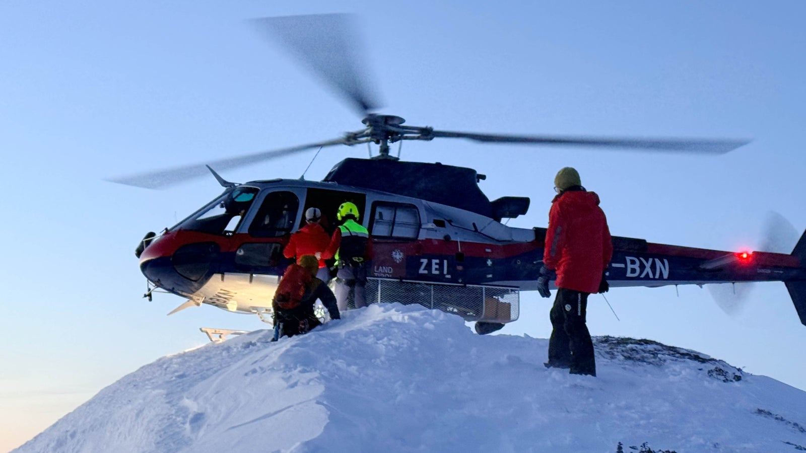 Zwei 37-jährige Snowboarder nach Lawinenabgang tot Kép