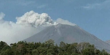 Popocatepetl in Mexiko spuckt Asche und Gas