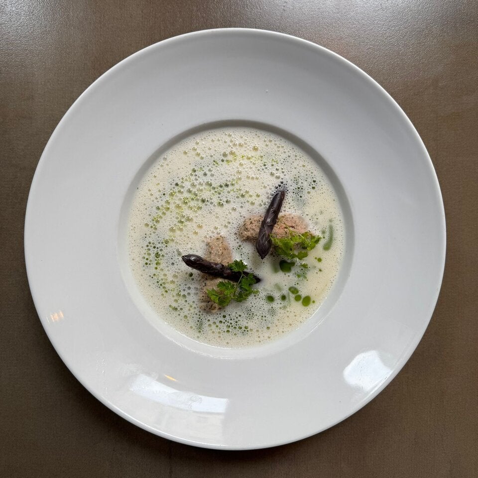Legierte Spargelsuppe mit Lachsnockerln und Kräuteröl. 