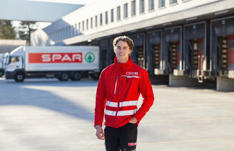 Ob klassischer Einzelhandel bei SPAR, INTERSPAR oder Maximarkt bis hin zu IT-Jobs und Lehrberufen in den Produktionsbetrieben, wie bei TANN: Damit bietet SPAR einen passenden Einstieg und sichere berufliche Zukunft.