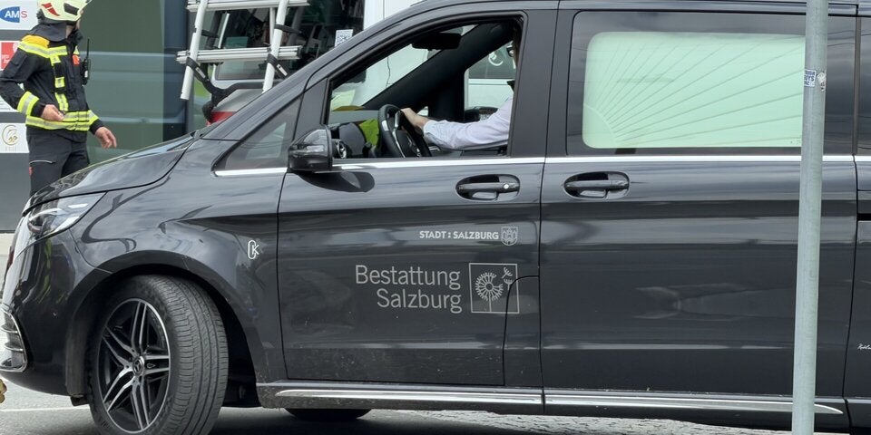 Leichenwagen Salzburg Crash Bus