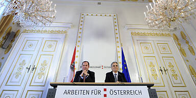 Lektüre für Pröll (l) und Faymann