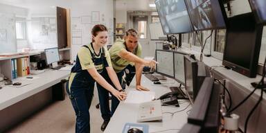 Lena Holzinger_in der Papiermaschinenwarte@Smurfit Westrock.