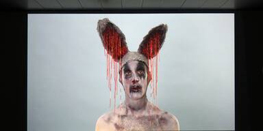 Raumgreifende Installation von &bdquo;Nika Kupyrova. Simulacra&ldquo; im Lentos