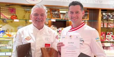 Leo Jindrak mit Confiserie-Leiter Michael M&uuml;ller