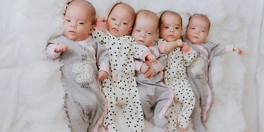 Lesbisches Paar F&uuml;nflinge