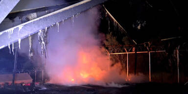 Tausende fliehen vor Feuer-Inferno in Flüchtlingslager