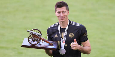 Bayern-Star Robert Lewandowski mit der Torkanone der deutschen Bundesliga (41 Tore)