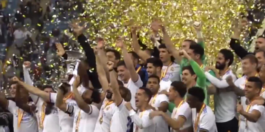 Fu&szlig;baller feiern